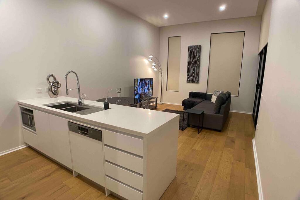 Luxe 2Br Executive Apartment Kingston Pool Parking Wifi Bbq Wine Exterior photo
