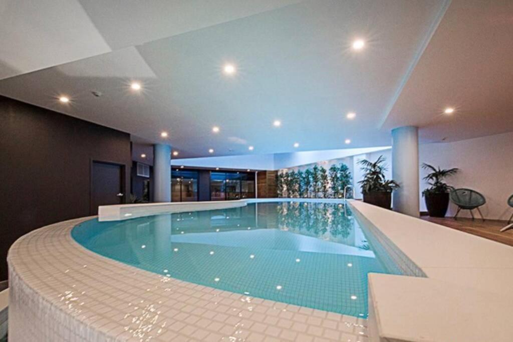 Luxe 2Br Executive Apartment Kingston Pool Parking Wifi Bbq Wine Exterior photo