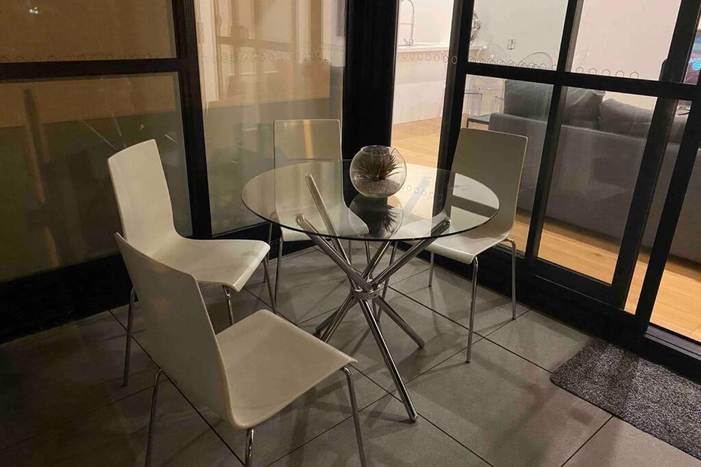 Luxe 2Br Executive Apartment Kingston Pool Parking Wifi Bbq Wine Exterior photo