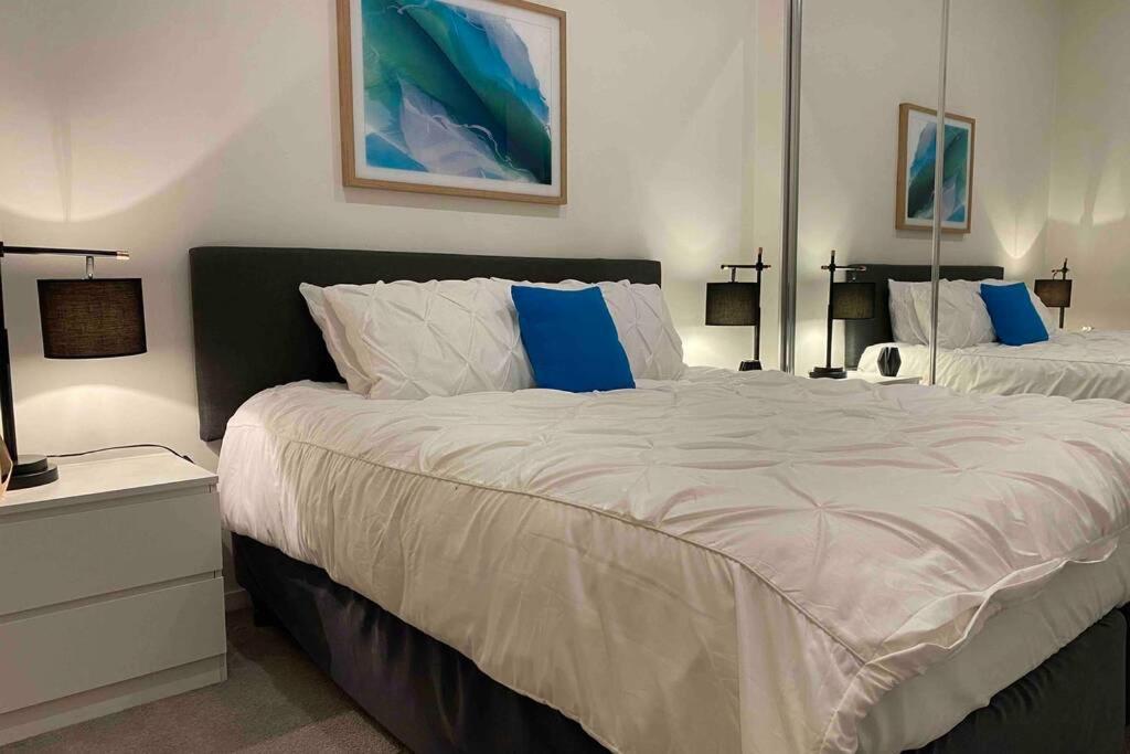 Luxe 2Br Executive Apartment Kingston Pool Parking Wifi Bbq Wine Exterior photo